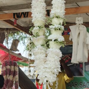 Artisanal WHITE Rose & White Chrysanthemum Luxe Tiered Haar