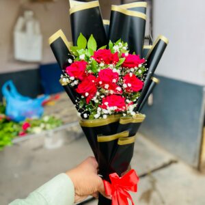 red roses mini bouquet in black sheet