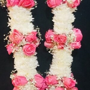pink and white haar/garland with baby breath touch